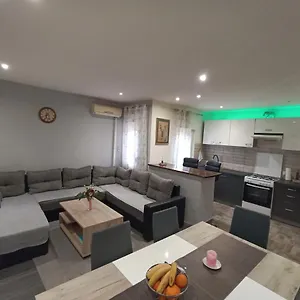 Hukic A2 And A1 Apartment Fažana